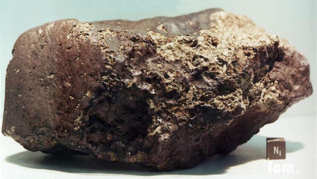 Potongan meteorit Mars terbesar yang pernah jatuh ke Bumi dipamerkan perdana di Amerika Serikat.
