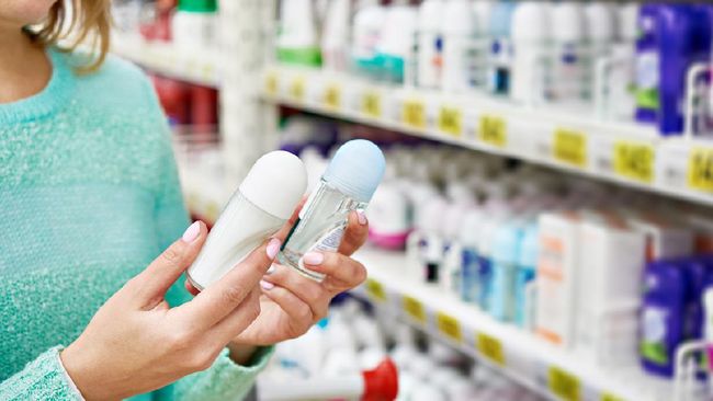 Hati-hati sebelum membeli dan menggunakan deodoran. Pasalnya, terdapat sejumlah bahan deodoran yang berbahaya buat ketiak.
