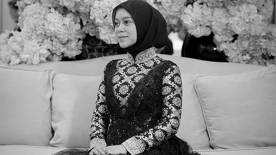 Dalam acara Ngunduh Mantu, Lesti memakai gaun yang dirancang Ivan Gunawan hanya dalam waktu hari. Yuk intip detailnya!