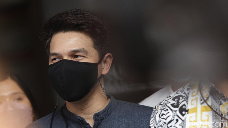 Artis sinetron Jonathan Frizzy alias Ijonk saat ditemui usai melaporkan istrinya Dhena Devanka di Polres Jakarta Selatan, Jakarta, Senin, (6/9).