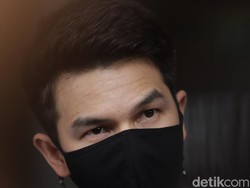 Jonathan Frizzy Polisikan Balik Sang Istri Dhena Devanka