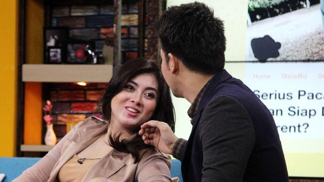 Dhena Devanka menyimpan bukti dugaan perselingkuhan yang dilakukan suaminya, Jonathan Frizzy dengan seorang perempuan bersuami.