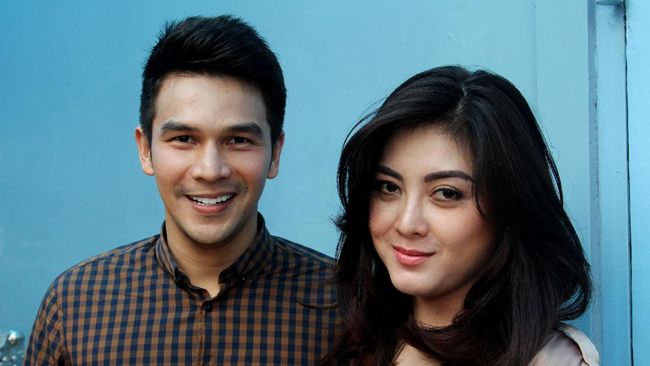 Jonathan Frizzy dan Dhena Devanka Resmi Bercerai