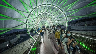 img-title FOTO: Semarak Warna JPO Tapal Kuda Lenteng Agung