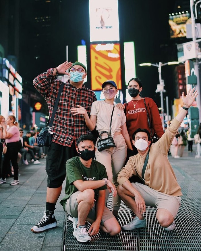Keseruan tim Erigo selama di New York untuk memeriahkan debut peragaan busana brand lokal tersebut di New York Fashion Week 2022 masih berlangsung. Simak kelanjutannya di media sosial mereka ya, Beauties! Foto: instagram.com/omardaniel_