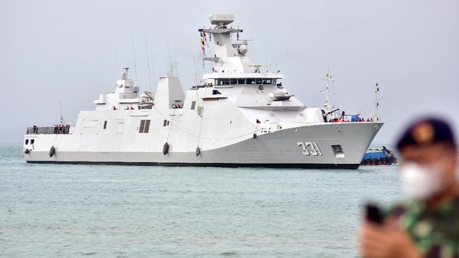 KRI RE Martadinata-331 dibangun PT PAL Indonesia (Persero) yang menggandeng perusahaan alas Belanda, Damen Schelde Naval Shipbuilding (DSNS).