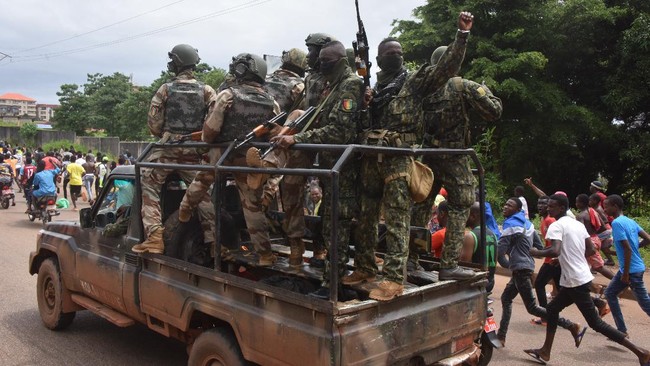 Perwira militer Guinea, Mamadi Doumbouya, mengatakan pihaknya menutup perbatasan negara dan membubarkan konstitusi serta lembaga negara.