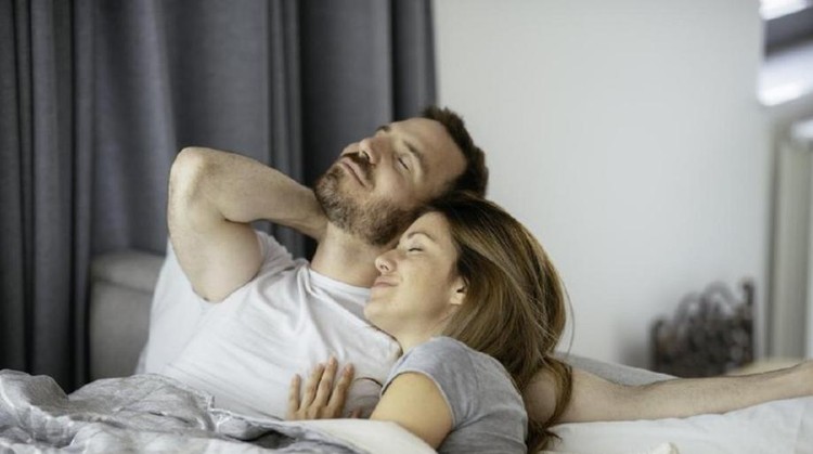 Sentuhan pada bagian tubuh yang sensitif, saat foreplay maupun berhubungan seks, dapat meningkatkan sensasinya. Klimaks pun bisa lebih mudah didapatkan suami.