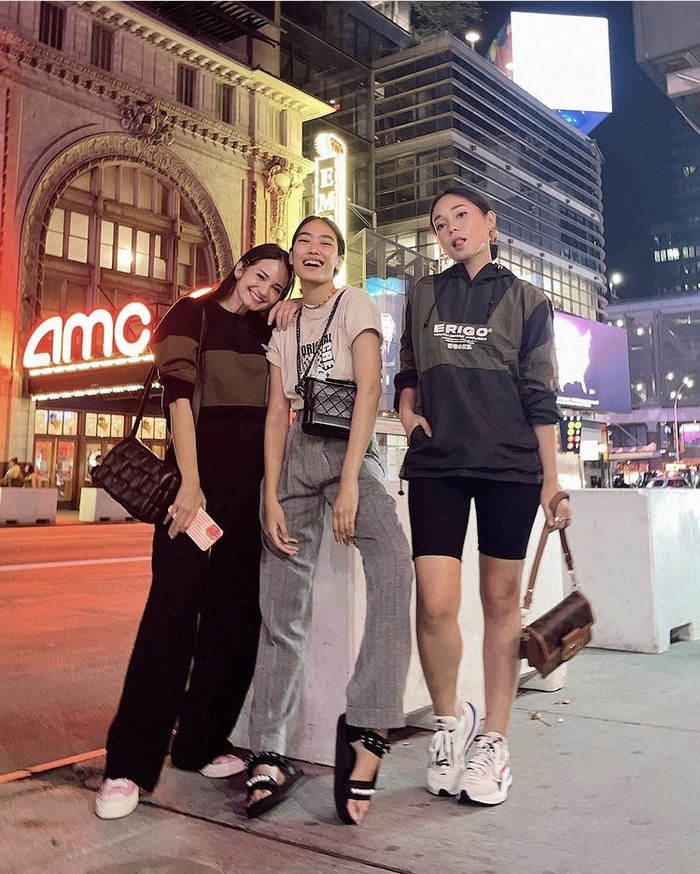 Pada kesempatan lain, Enzy, Alika, dan Ayla juga menunjukkan penampilan berbeda dengan koleksi Erigo. Dengan tone warna yang saling komplementer, ketiganya berhasil menghadirkan gaya dengan ciri khasnya masing-masing. Foto: instagram.com/ayladimitri
