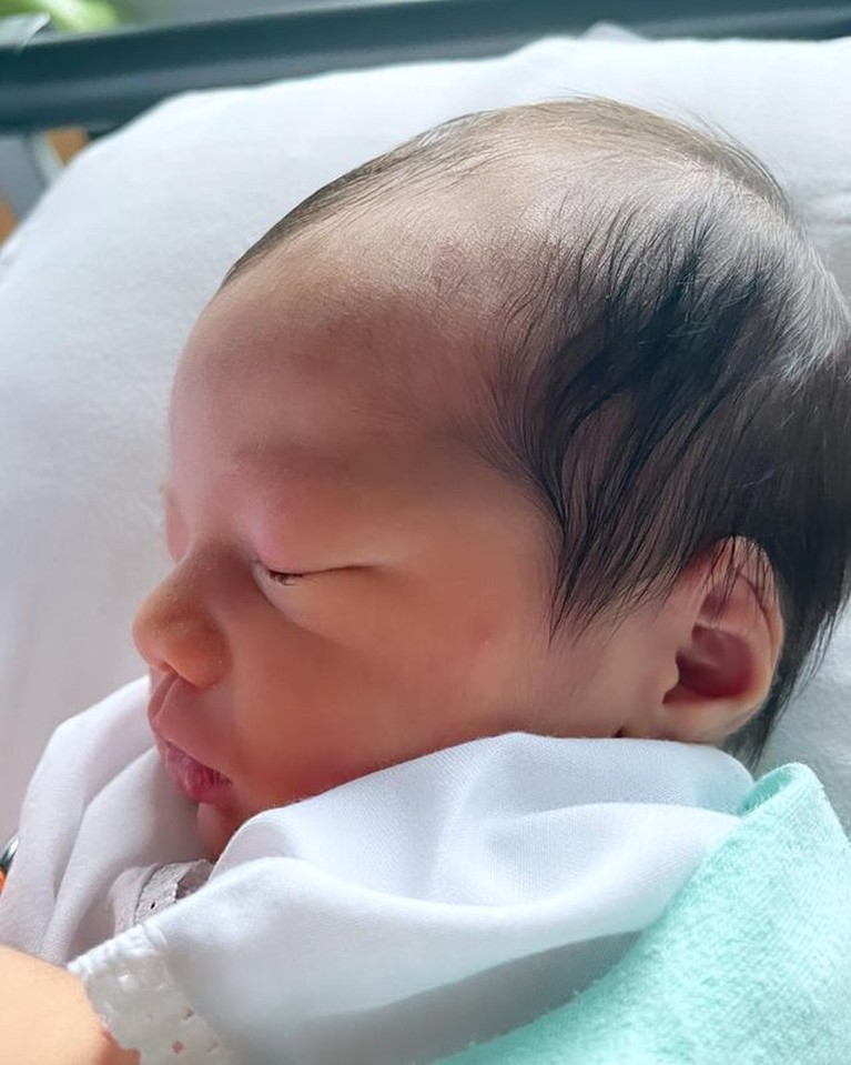 Paras Tampan Putra Chelzea Adik Paula Verhoeven yang Baru Lahir Chelzea Verhoeven adik Paula Verhoeven baru saja melahirkan anak pertamanya. Yuk kita intip potret baby Razka!