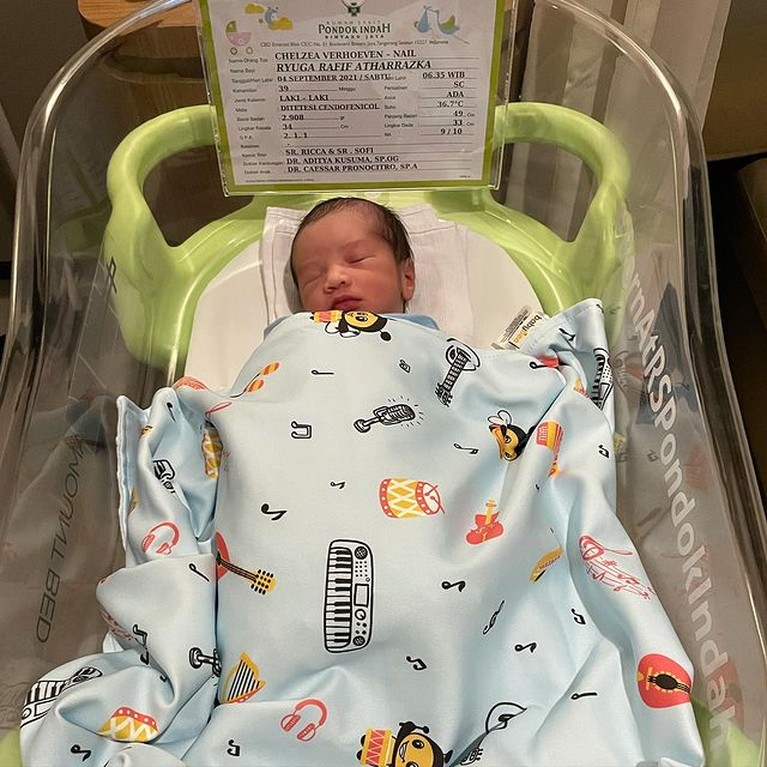 Paras Tampan Putra Chelzea Adik Paula Verhoeven yang Baru Lahir Chelzea Verhoeven adik Paula Verhoeven baru saja melahirkan anak pertamanya. Yuk kita intip potret baby Razka!