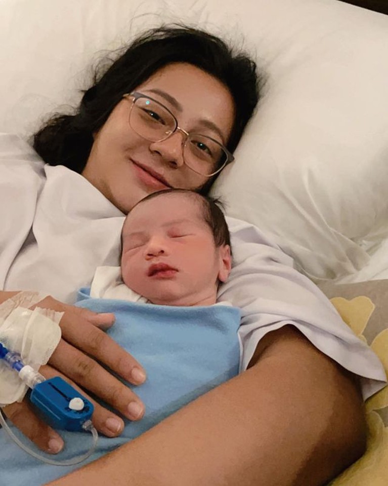 Paras Tampan Putra Chelzea Adik Paula Verhoeven yang Baru Lahir Chelzea Verhoeven adik Paula Verhoeven baru saja melahirkan anak pertamanya. Yuk kita intip potret baby Razka!