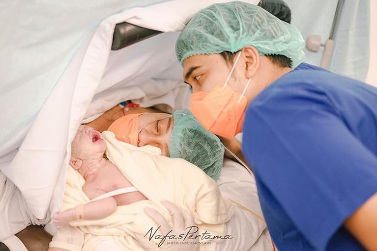 Paras Tampan Putra Chelzea Adik Paula Verhoeven yang Baru Lahir Chelzea Verhoeven adik Paula Verhoeven baru saja melahirkan anak pertamanya. Yuk kita intip potret baby Razka!