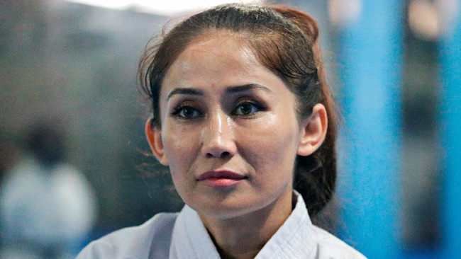 Meena Asadi, perempuan Afghanistan di Indonesia selama enam tahun terakhir, menceritakan kekejaman Taliban yang membuat ia dan keluarga mengungsi.