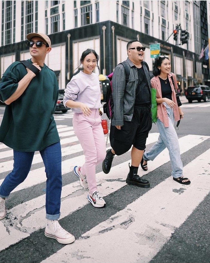 Pose menyeberangi jalan di tengah keramaian New York jadi semakin menarik dengan street style yang on point. Kasual dan sporty, Omar Daniel, Ayla Dimitri, Reza Chandika, dan Alika Islamadina mengenakan Erigo. Foto: instagram.com/omardaniel_