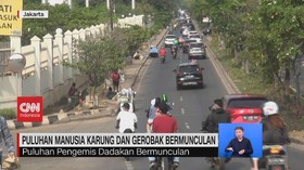 VIDEO: Puluhan Manusia Karung dan Gerobak Bermunculan