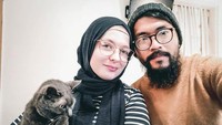 Kisah Pria Bekasi Menikahi Bule Inggris Mualaf, Kini Buka Kedai Soto