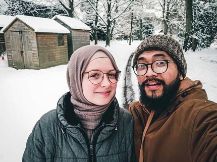 Kisah Bule Mualaf Inggris Nikahi Pria Bekasi, Ungkap Tantangan Pakai Hijab Pertama Kali