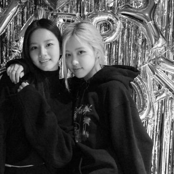 Sahabat Lintas Grup, Gaya Kasual Idol K-Pop Perempuan Saat Hangout Bareng