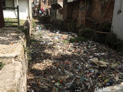Jorok! Sampah Menumpuk di Aliran Anak Sungai Cikapundung Bandung