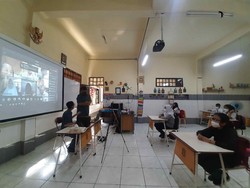 PTM Hari Pertama di Surabaya: Seragam Tak Lagi Muat hingga Pakai Badge Lama