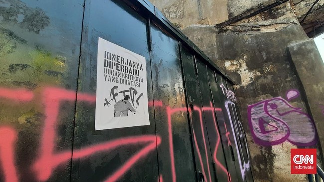 Sejumlah poster berisi kritik terhadap pemerintah ditempel di Kota Solo. Salah satunya bertuliskan "Berani Membatasi, Harus Menghidupi".