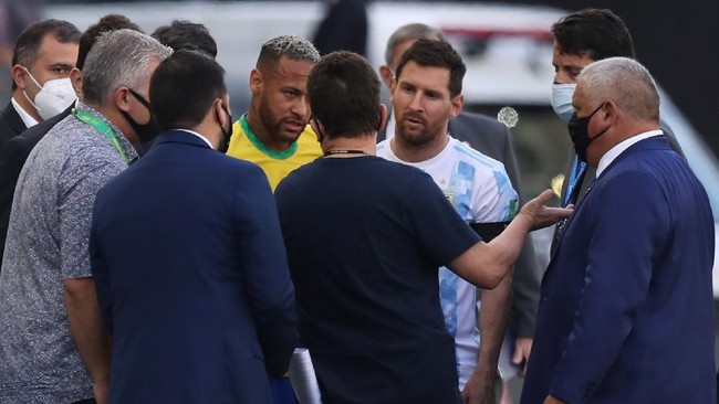 Pelatih Argentina Luis Scaloni menolak melanjutkan duel lawan Brasil tanpa kehadiran empat pemain yang dituding melanggar aturan karantina.