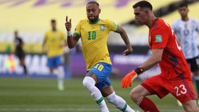 FOTO: Detik-detik Pertandingan Brasil vs Argentina Dihentikan
