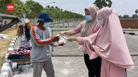 VIDEO: Harga Anjlok, Pengusaha Bagi-bagi Telur Ke Warga