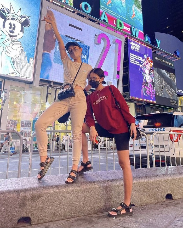 Tiba hari Senin (30/8), Alika dan Ayla Dimitri segera berfoto di Times Square mengenakan baju koleksi ErigoxDisney. Saat Ayla memilih untuk memadupadankan dengan celana panjang, Alika mengenakannya dengan biker shorts. Foto: instagram.com/alikaislamadina
