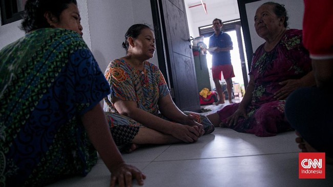 Hingga saat ini bekas shelter yang digunakan warga belum sepenuhnya kosong, lantaran masih ada warga yang dalam proses memindahkan barang.