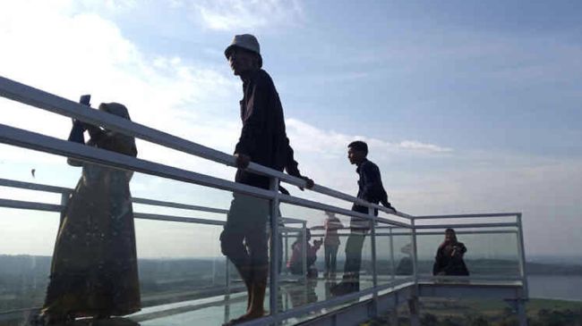 Bukit Cinta Anti Galau merupakan objek wisata yang menyuguhkan pemandangan Danau Setupatok dari ketinggian.