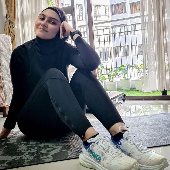 <p>Artis cantik Zee Zee Shahab sudah mencintai dunia olahraga bahkan sejak sebelum pandemi. Ia kerap melakukan kegiatan lari maraton di berbagai event, Bunda. (Foto: Instagram: @zeezeeshahab)</p>