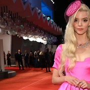 Intip Gaya Anya Taylor-Joy yang Penuh Warna di Venice Film Festival! Mirip Barbie Nggak Sih?