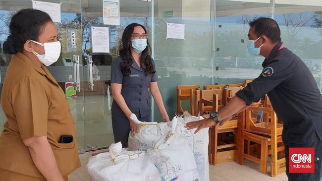 CT Arsa Foundation dan Transmedia menyalurkan ratusan APD untuk tenaga kesehatan di beberapa fasilitas kesehatan di Nusa Tenggara Timur.