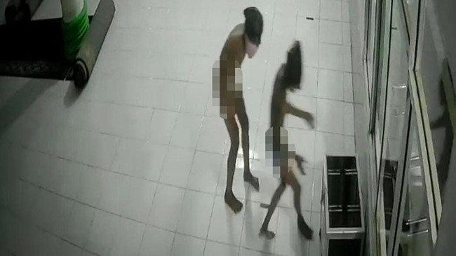 Duo pelajar berdandan seperti tuyul saat mencuri kotak amal. Mereka hanya mengenakan celana dalam, masker, dan penutup kepala.