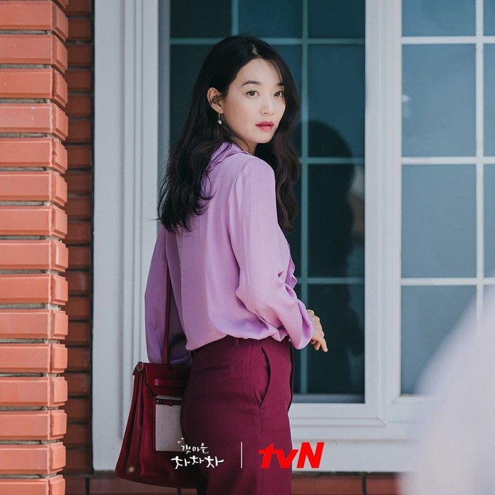 Gaya berpakaian tokoh Yoon Hye Jin saat hendak pergi ke Seoul untuk menghadiri acara pernikahan temannya ini bisa jadi inspirasi untuk outfit ke kantor, Beauties. Dalam dramanya sendiri, Yoon Hye Jin memilih baju terbaik sampai rela membeli puluhan baju melalui online shop./Foto: instagram.com/netflixid