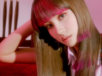 Tidak sedikit netizen yang berpendapat kalau penata rambut terlalu bereksperimen dengan Yoon. Menurut mereka, model rambut Yoon saat ini hanya menutupi kecantikannya. Kalau menurutmu bagaimana, Beauties?/Foto: instagram.com/stayc_yoon
