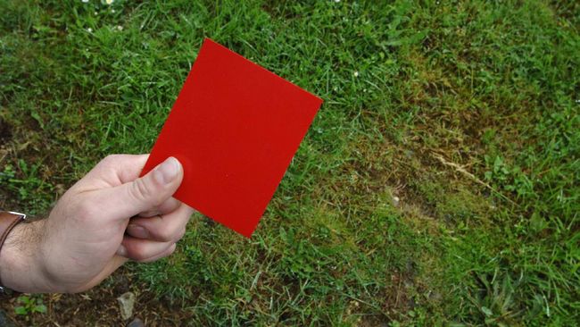 Sebuah kartu merah aneh terjadi di Liga Norwegia. Satu pemain Viking FK diganjar kartu merah usai ribut dengan rekan setimnya.