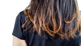 8 Cara Menghitamkan Rambut yang Sudah Dibleaching