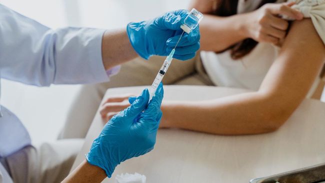 Vaksin Moderna dan Pfizer kini tersedia di seluruh fasilitas kesehatan (faskes) DKI Jakarta. Berikut efek samping vaksin Pfizer.