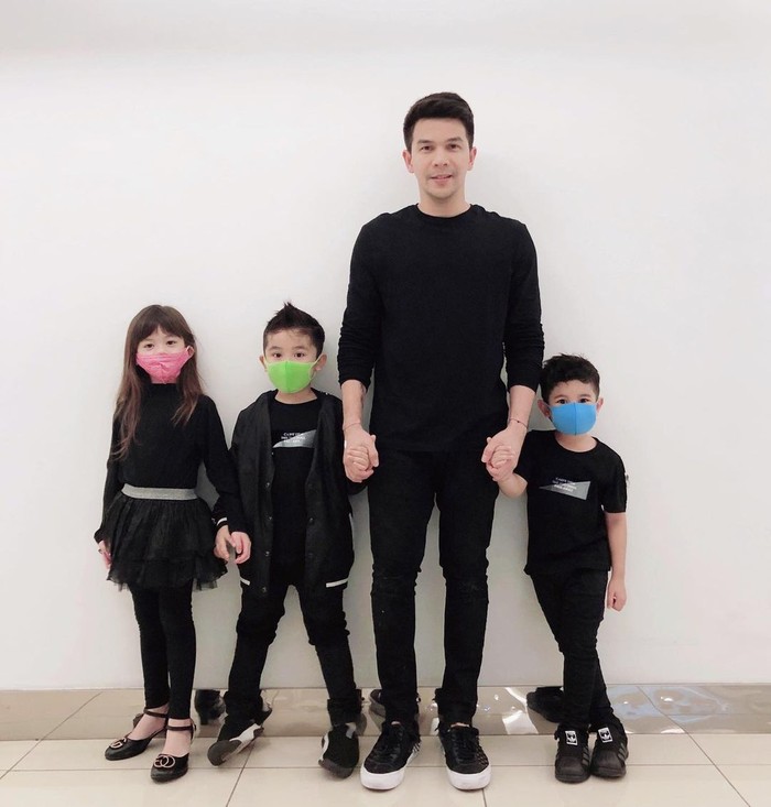 Berbagai potret ketiganya pun rajin dibagikan oleh pria berusia 39 tahun ini. Seperti potretnya yang satu ini, Ijonk dan ketiga anaknya kompak menggunakan outfit serba hitam. (Foto: Instagram.com/ijonkfrizzy)