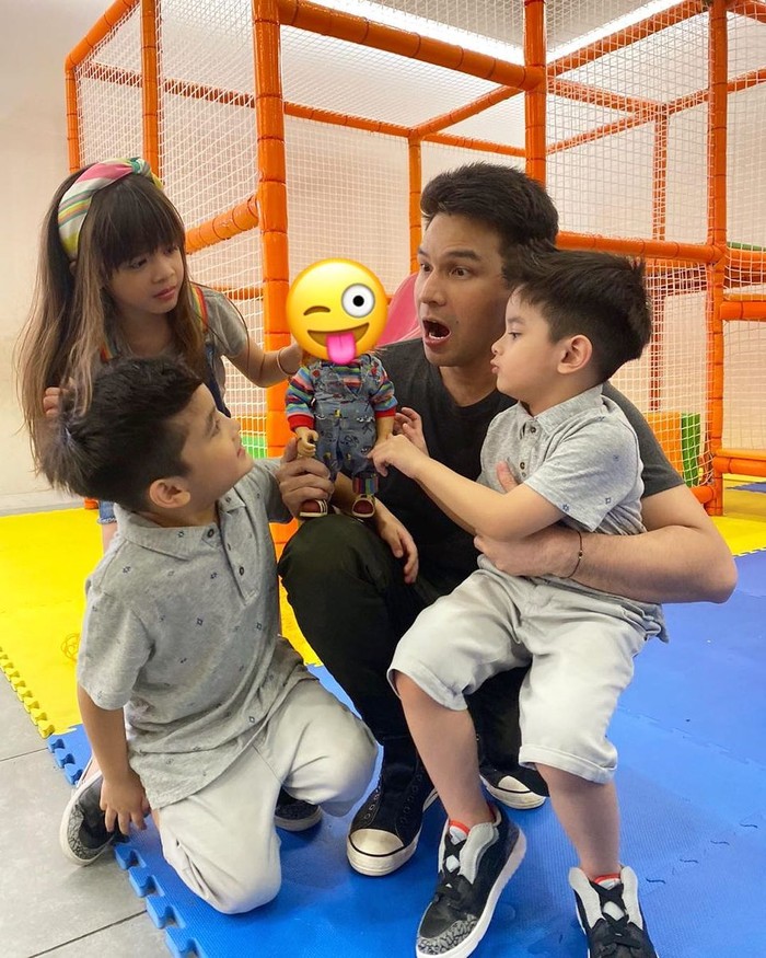 Lalu ada juga potret ijonk yang tengah bermain boneka yang disebut menyeramkan oleh ketiga anaknya. Bagaimana Beauties, potret Jonathan Frizzy dan ketiga anaknya ini membuatnya terlihat ‘daddy-able’ alias sosok ayah idaman bukan? (Foto: Instagram.com/ijonkfrizzy)