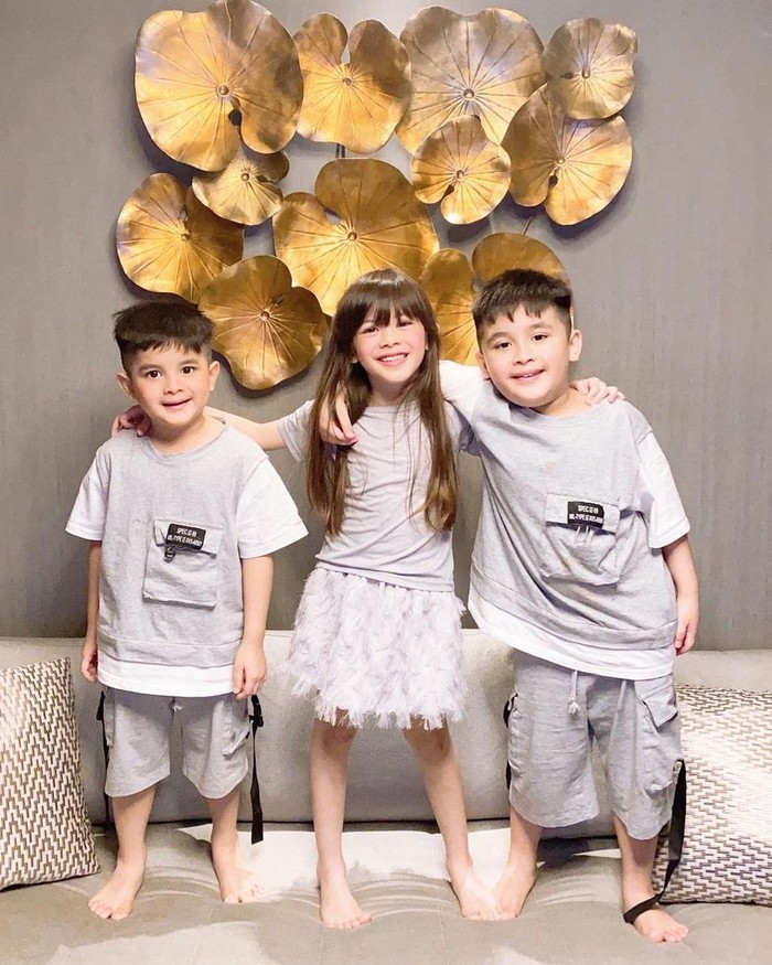 Zoe Joanna Frizzy Simanjuntak dan Zac Jaden Frizzy adalah anak pertama dan kedua Ijonk, keduanya terlahir kembar. Lalu di tahun 2016, pasangan ini kembali dikaruniai buah hati yang diberi nama Zayn Jowden Frizzy Simanjuntak. (Foto: Instagram.com/ijonkfrizzy)