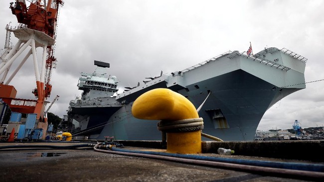 Kapal induk Kerajaan Inggris, HMS Queen Elizabeth, mulai merapat di pangkalan militer Amerika Serikat dekat Tokyo, Jepang.
