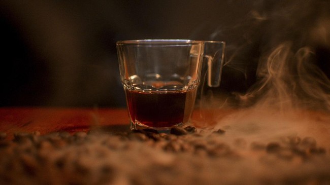 Sepasang suami istri itu, J (30) dan MC (25) meracik kopi sachet dengan ekstasi di rumah mereka untuk dijual kepada para pelanggan.
