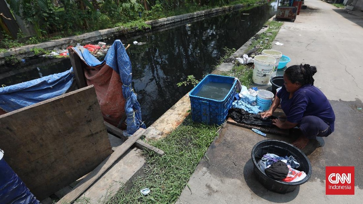 FOTO: Hidup dari Hitam Kali Cilemahabang Bekasi