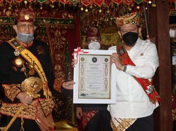 Ketua DPD Dapat Gelar Adat dan Pusaka Raja Kerajaan di Lampung