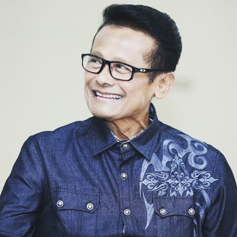Mengenang Koes Hendratmo Penyanyi & MC Kondang 'Berpacu dalam Melodi' Dunia hiburan Tanah Air kembali berduka. Penyanyi dan juga pembawa acara kondang Koes Hendratmo meninggal dunia. Yuk intip potretnya!