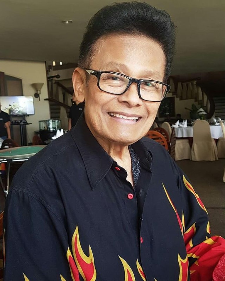 Mengenang Koes Hendratmo Penyanyi & MC Kondang 'Berpacu dalam Melodi' Dunia hiburan Tanah Air kembali berduka. Penyanyi dan juga pembawa acara kondang Koes Hendratmo meninggal dunia. Yuk intip potretnya!